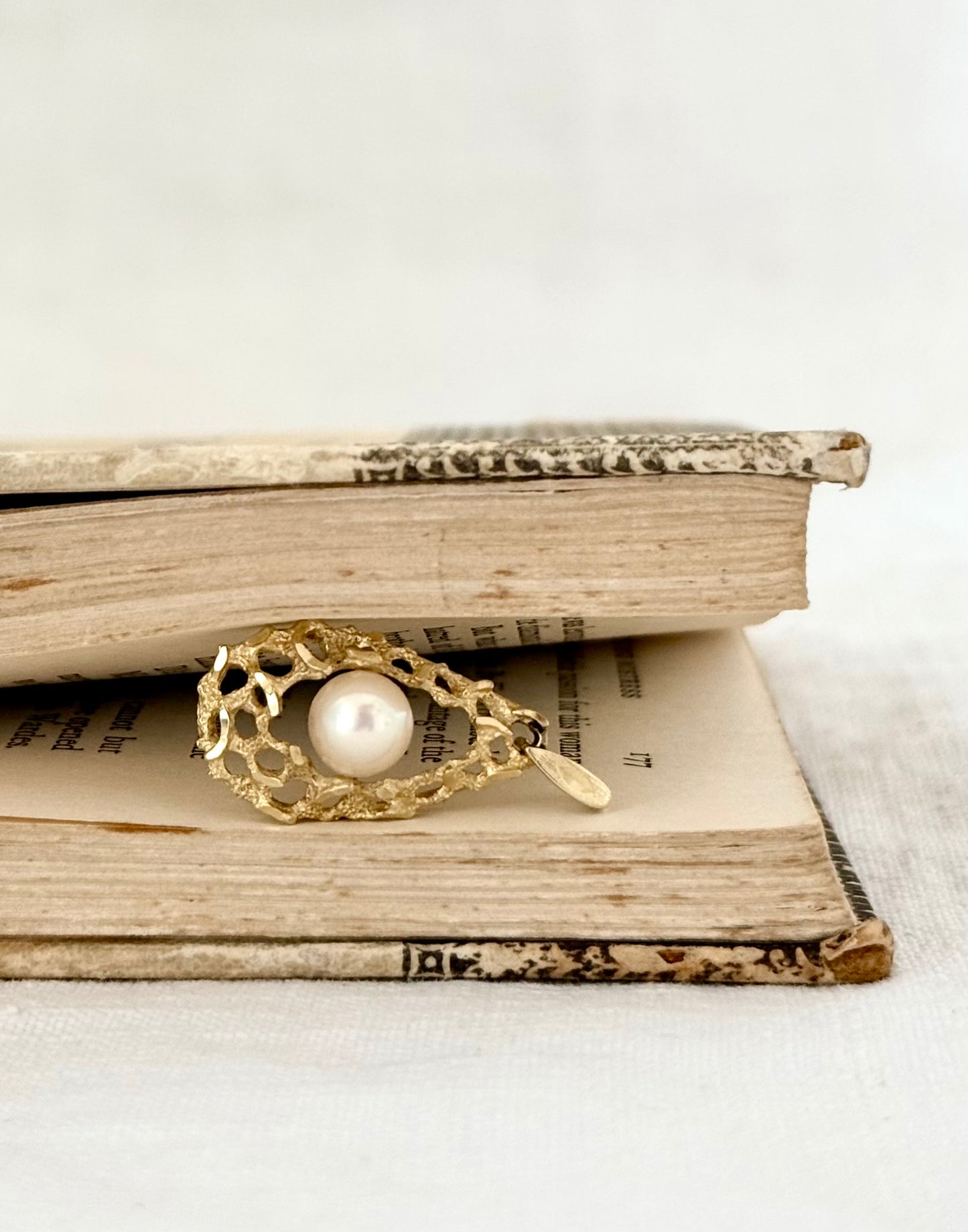 .10ct .1960s .1970s Brutalist style white pearl .416 yellow gold modernist teardrop luxury pearl drop pendant