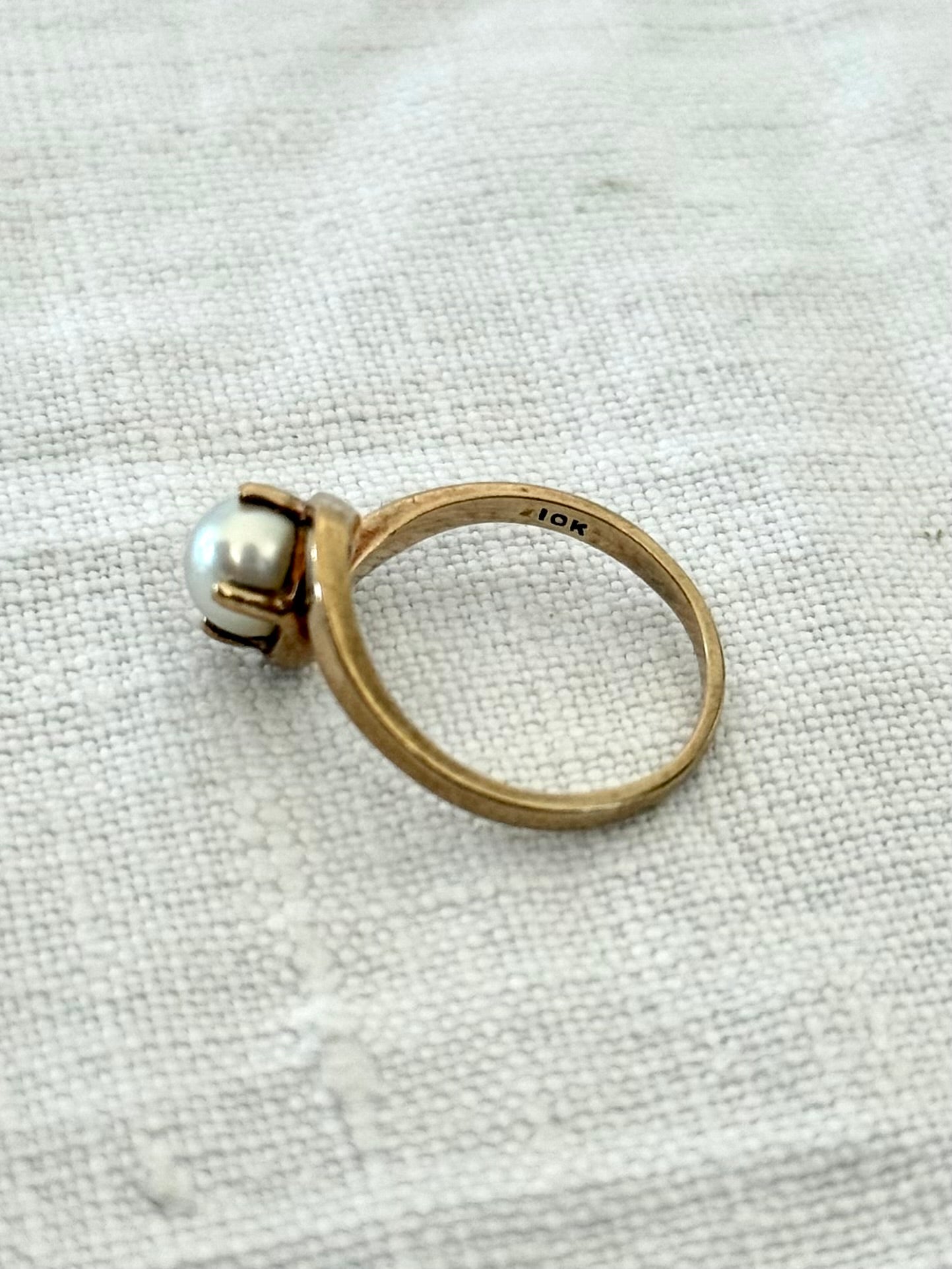 .10ct .1970s Akoya white pearl 10k yellow gold pearl bypass commitment token ring