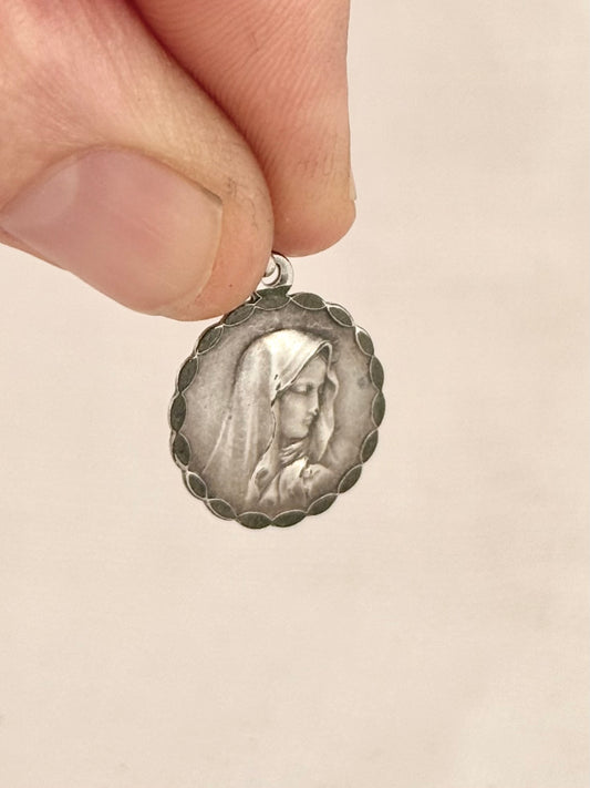 .1960s .1970s Virgin Mary Our Lady Of Sorrows Catholic religious Medallion pendant