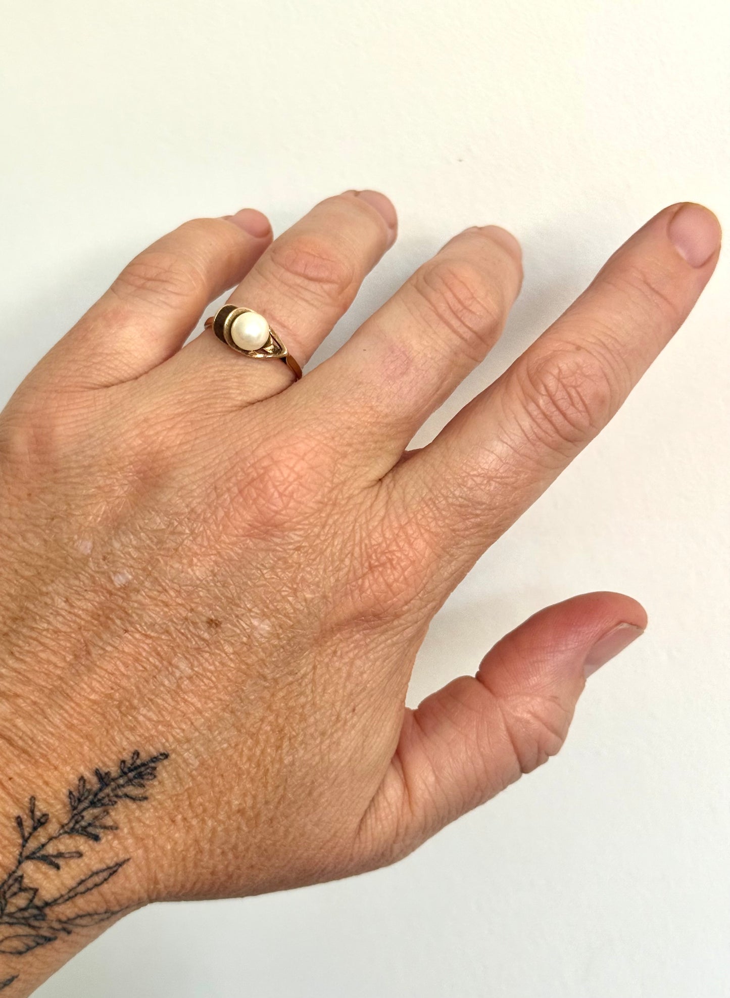 .1970s .375 .9ct Akoya white pearl Architectural free form yellow gold pearl cocktail ring dress ring