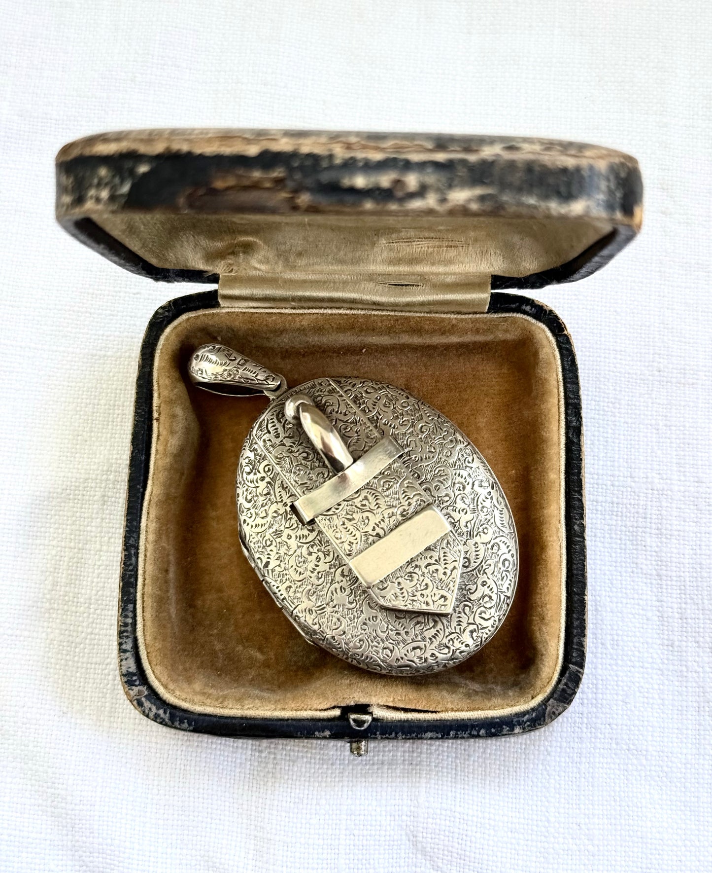 .1880s .925 antique Victorian sweetheart oversized sterling silver buckle locket