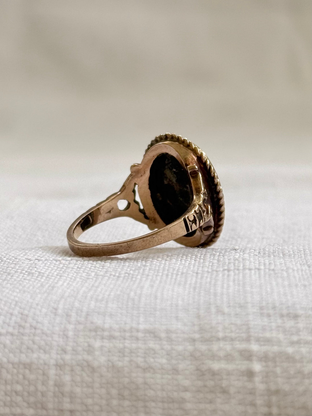 .1920s .1930s .375 .9ct late Art Deco solid gold and onyx gemstone classic Signet rose gold signet ring