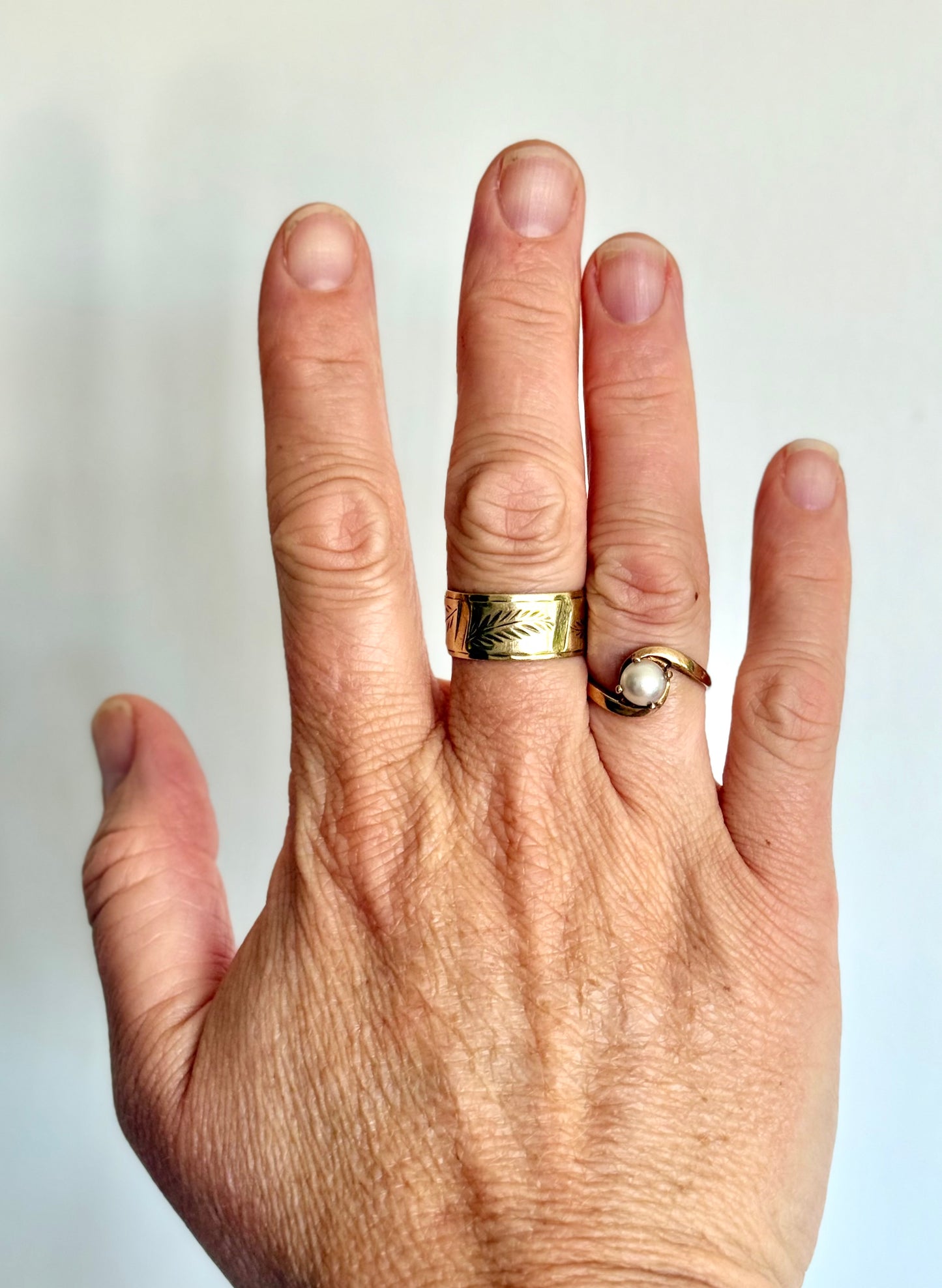 .10ct .1970s Akoya white pearl 10k yellow gold pearl bypass commitment token ring