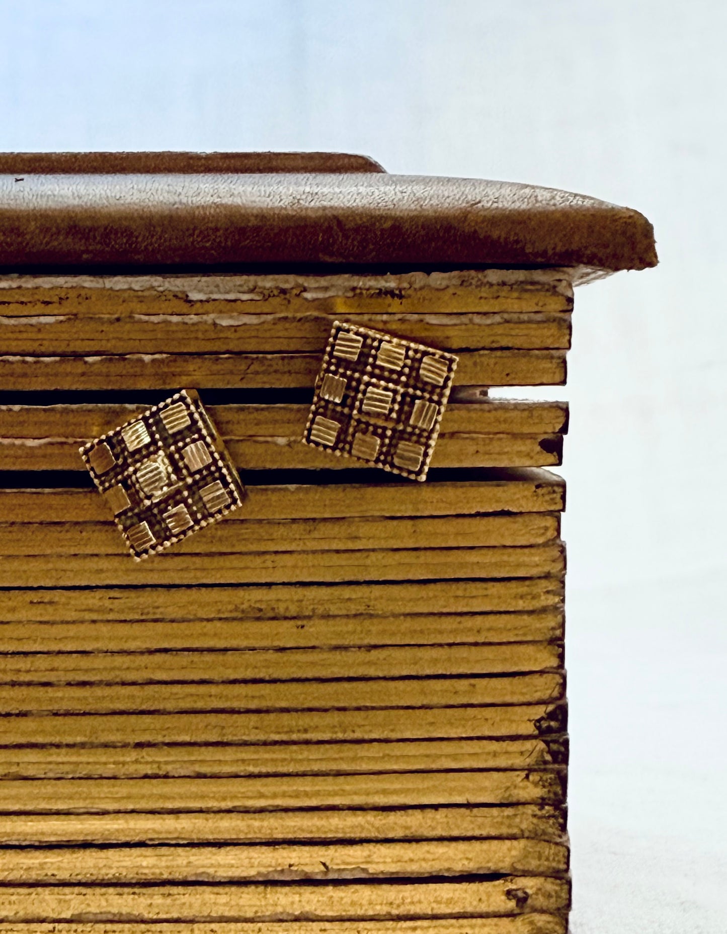 .1970s .375 .9ct Brutalist modernist buttery gold square geometric shape post stud earrings