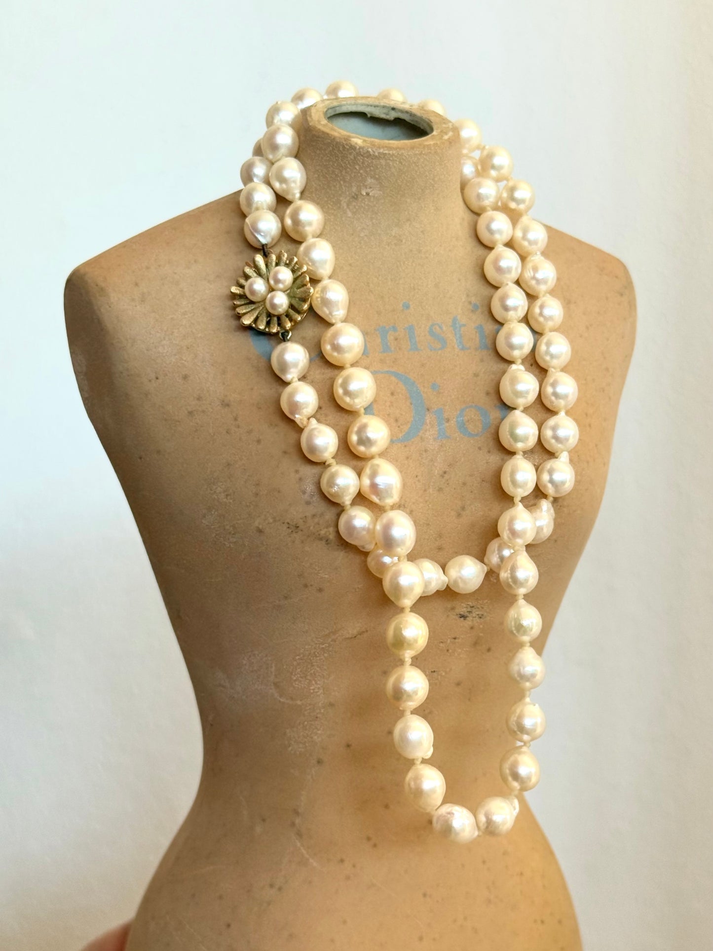 .1950s .375 .9ct heirloom gold clasp and luscious pearlescent pearl string necklace