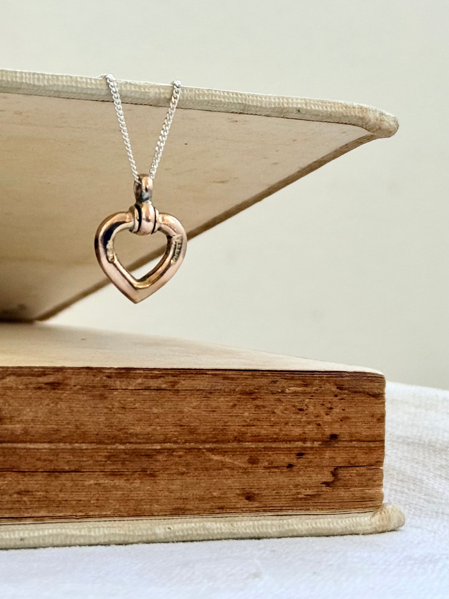 .1900s .375 .9ct solid gold heart pendant on sterling silver chain necklace