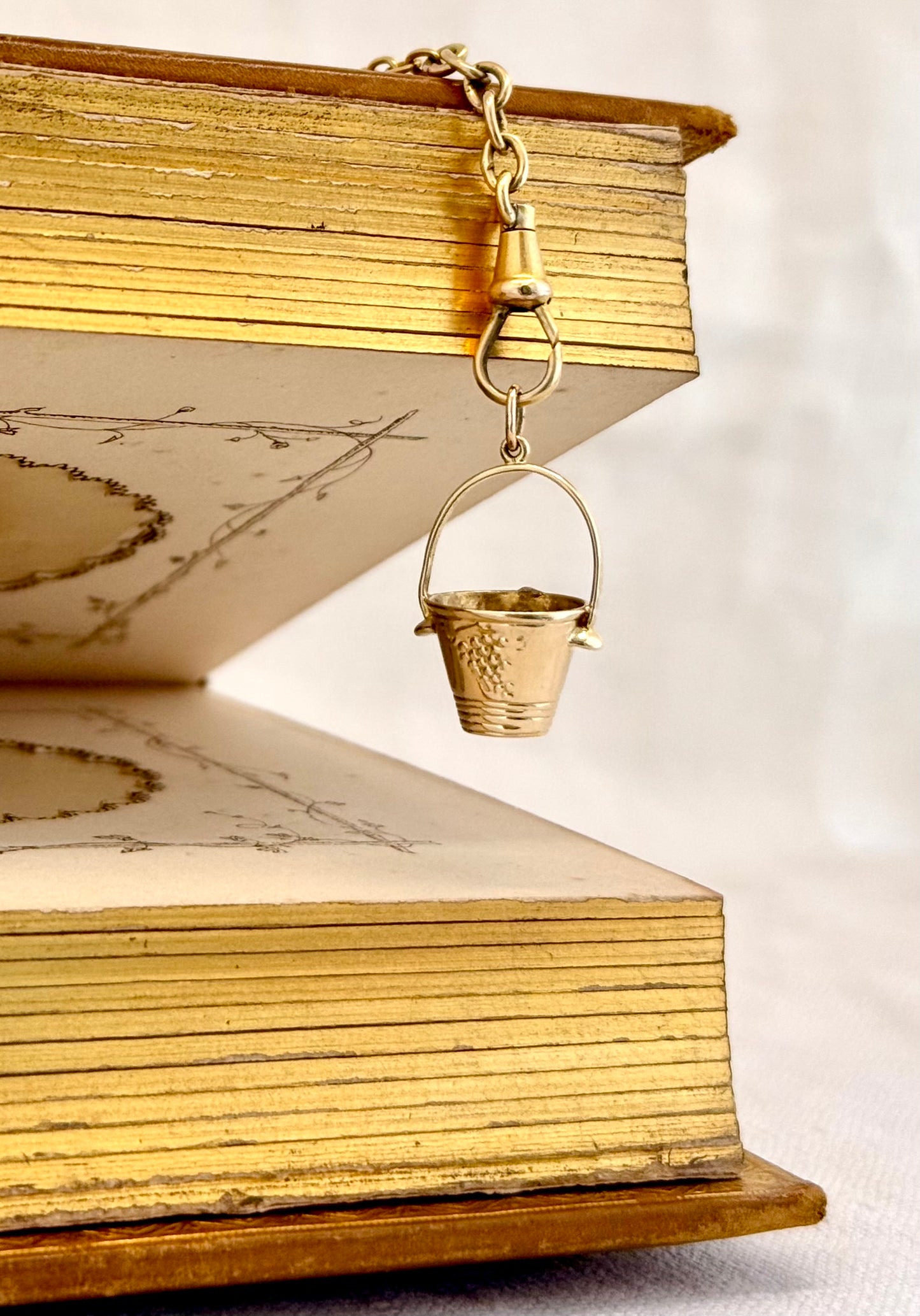 .14ct 1960s high carat yellow gold Grape bucket solid gold retro perfect luxury wine bucket charm pendant