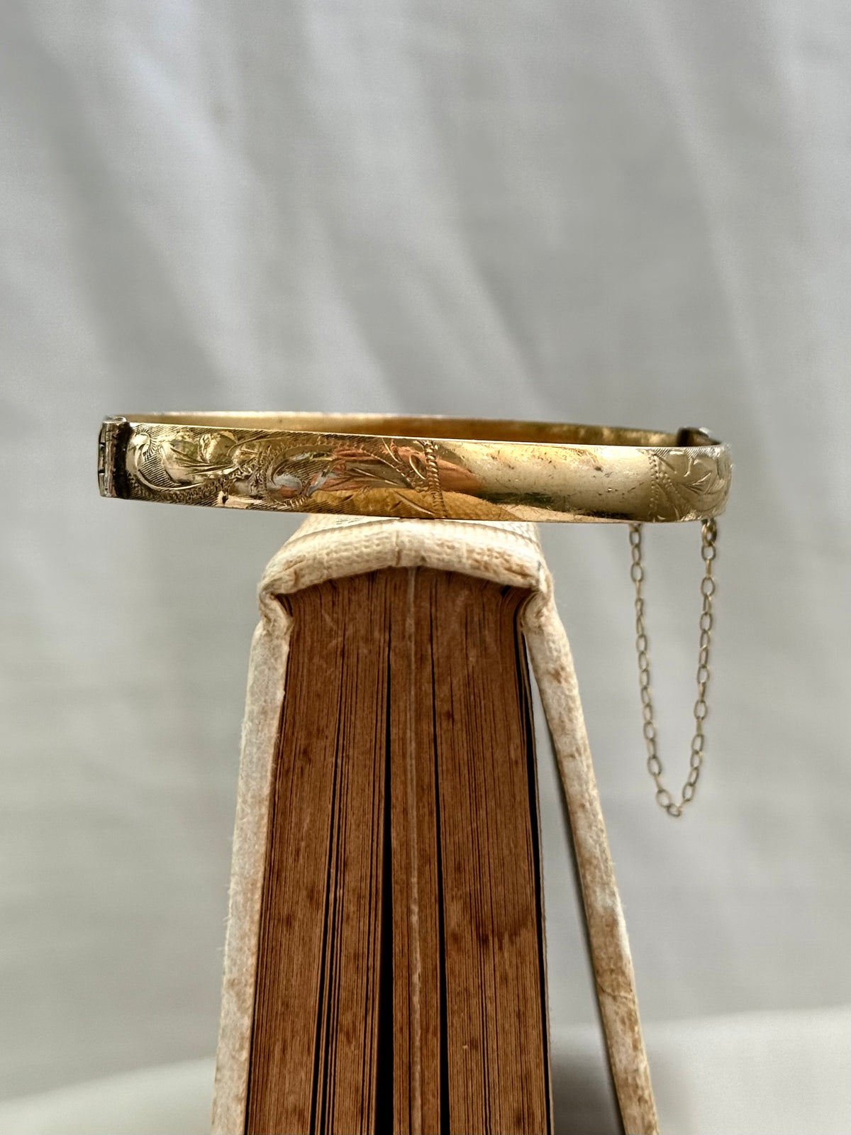 .1970s .1980s .375 .9ct gold classic luxury metal core leaf scroll engraved 9ct gold clasp bangle