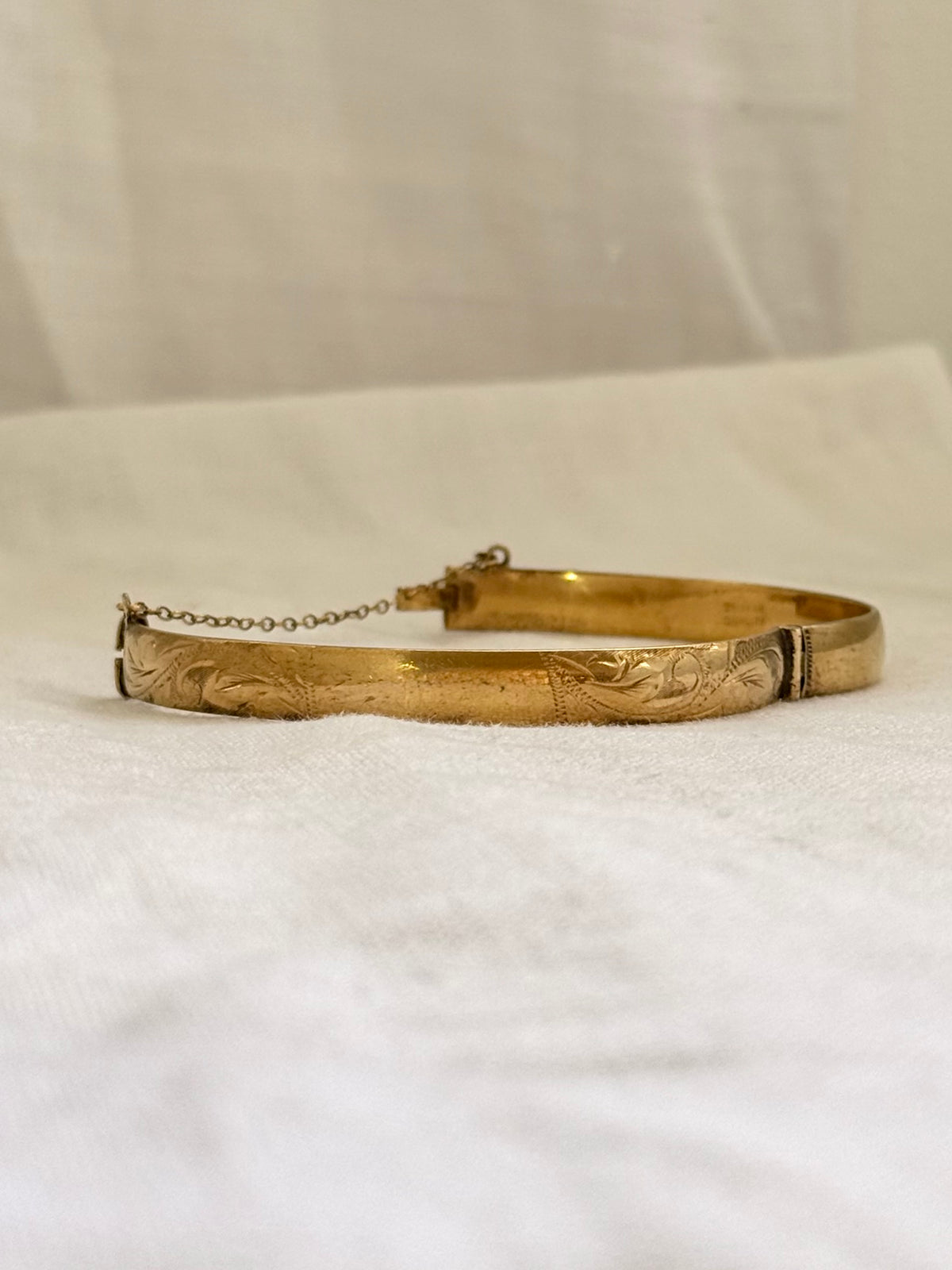 .1970s .1980s .375 .9ct gold classic luxury metal core leaf scroll engraved 9ct gold clasp bangle