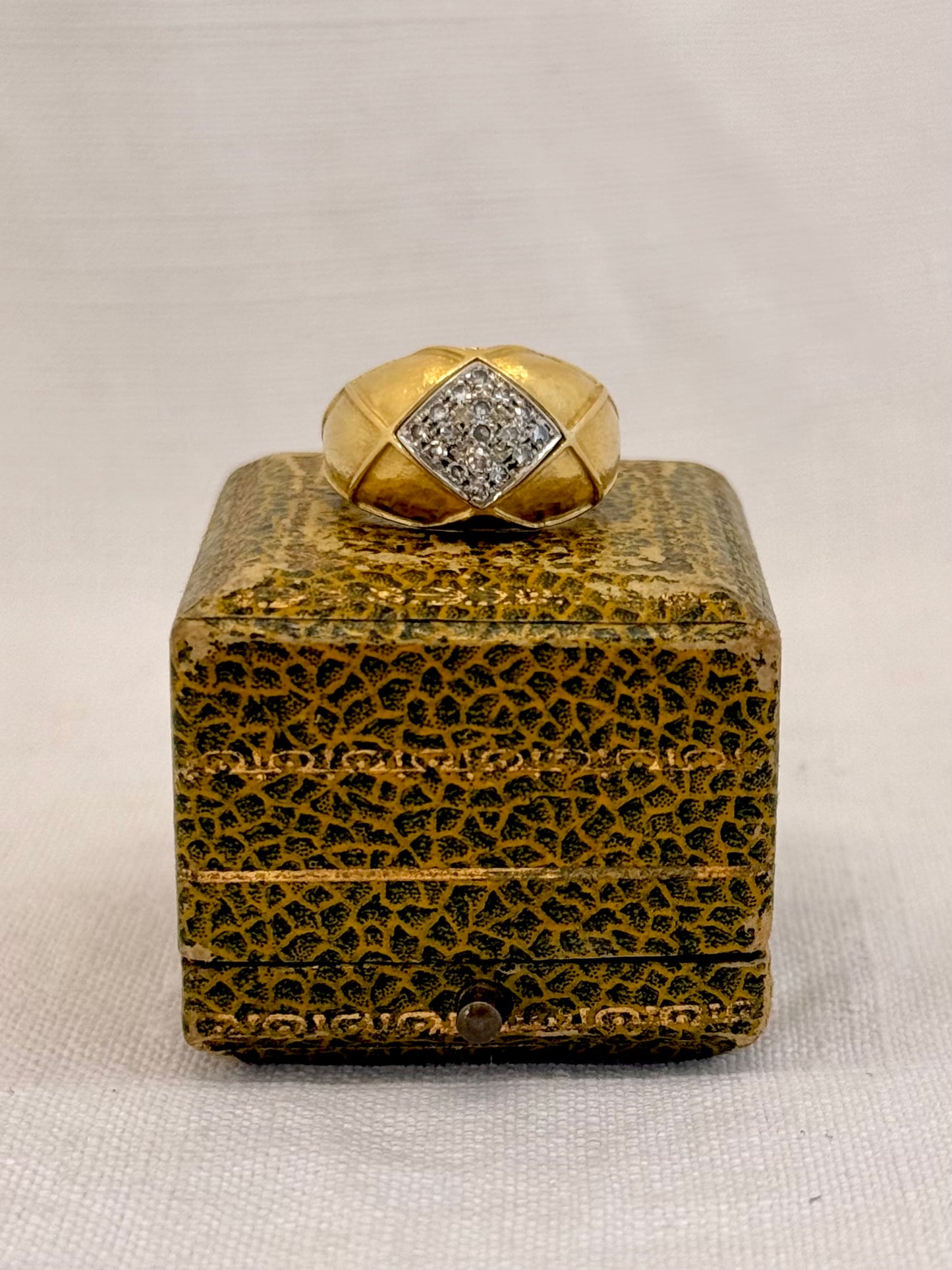 .18ct .1970s .16 diamond luxurious harlequin quilt pattern high carat 18ct gold dome ring
