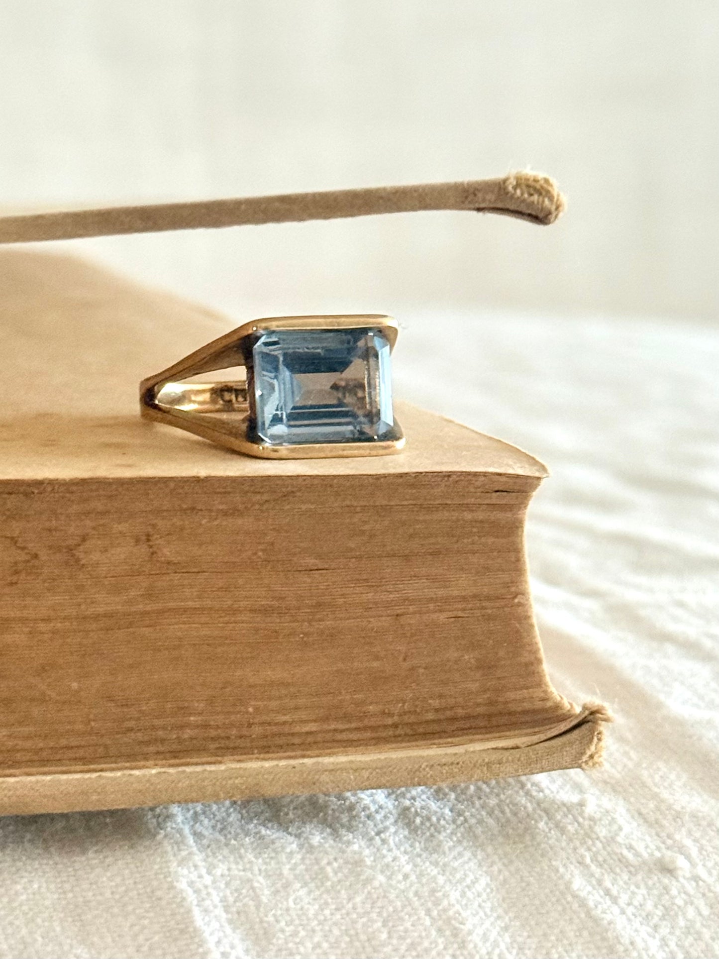 .1960s .1970s .375 .9ct gold blue stone cocktail modernist dress ring