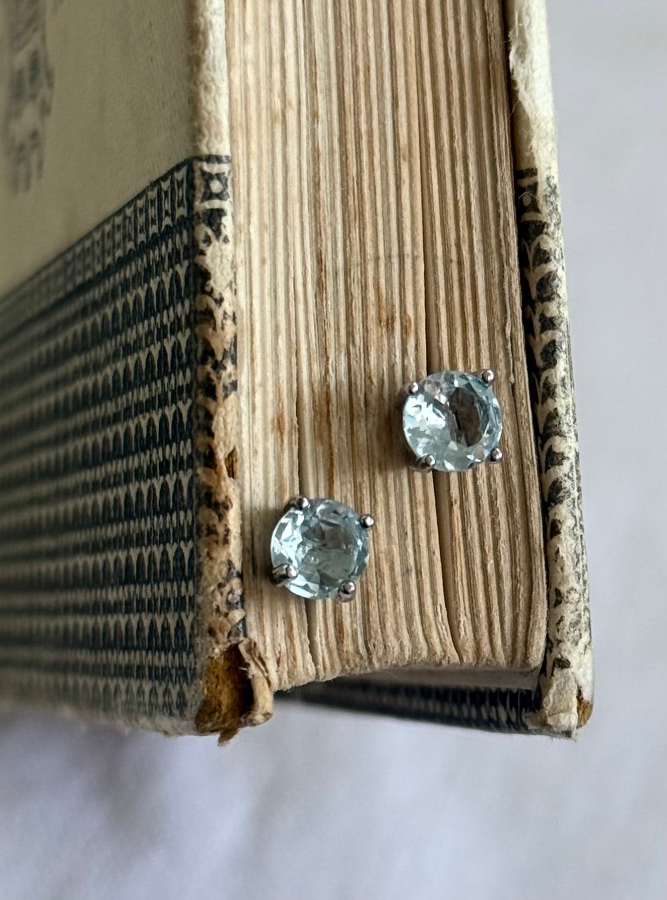 .4 claw .6mm blue Topaz .925 sterling silver stud earrings