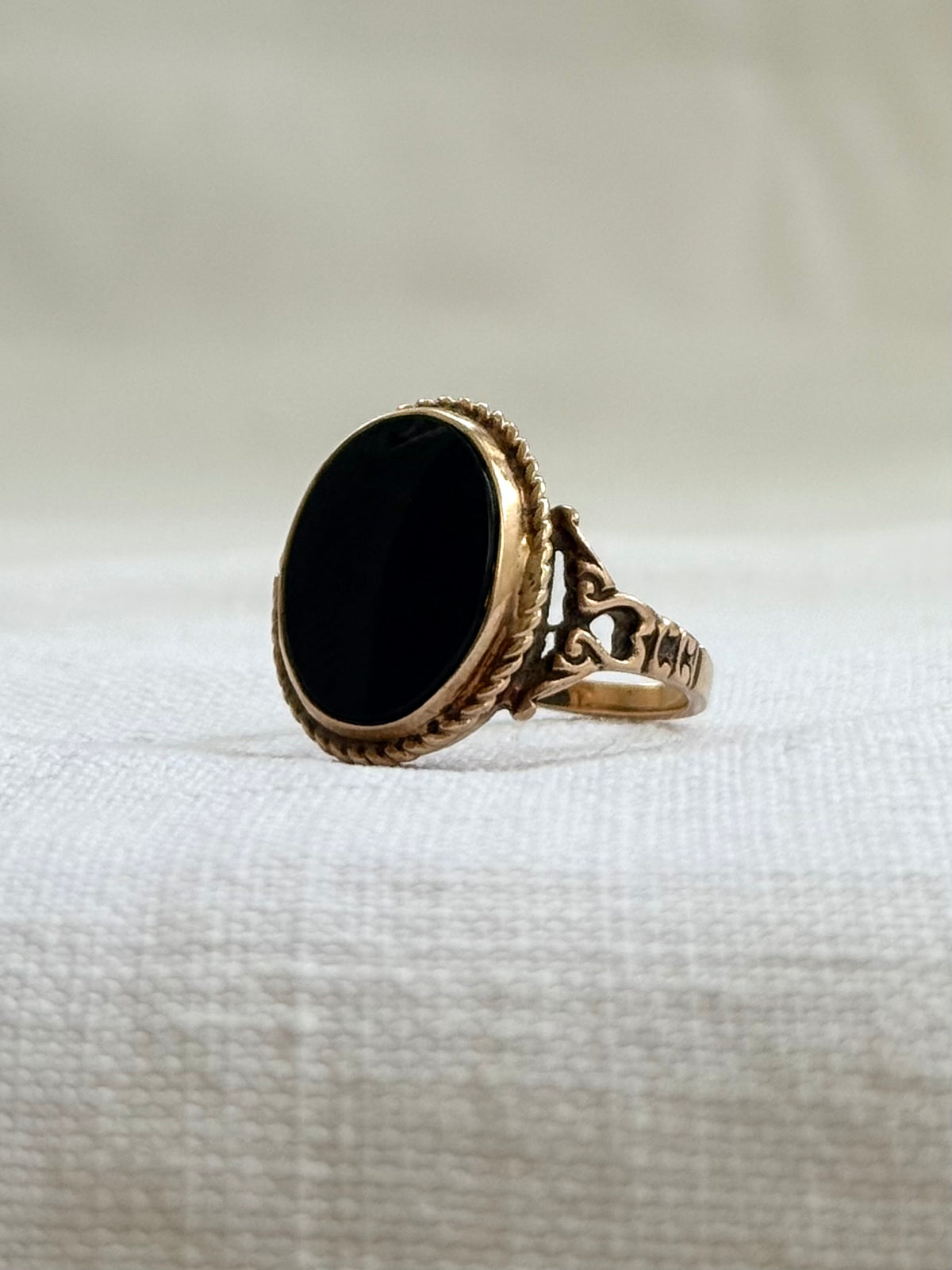 .1920s .1930s .375 .9ct late Art Deco solid gold and onyx gemstone classic Signet rose gold signet ring