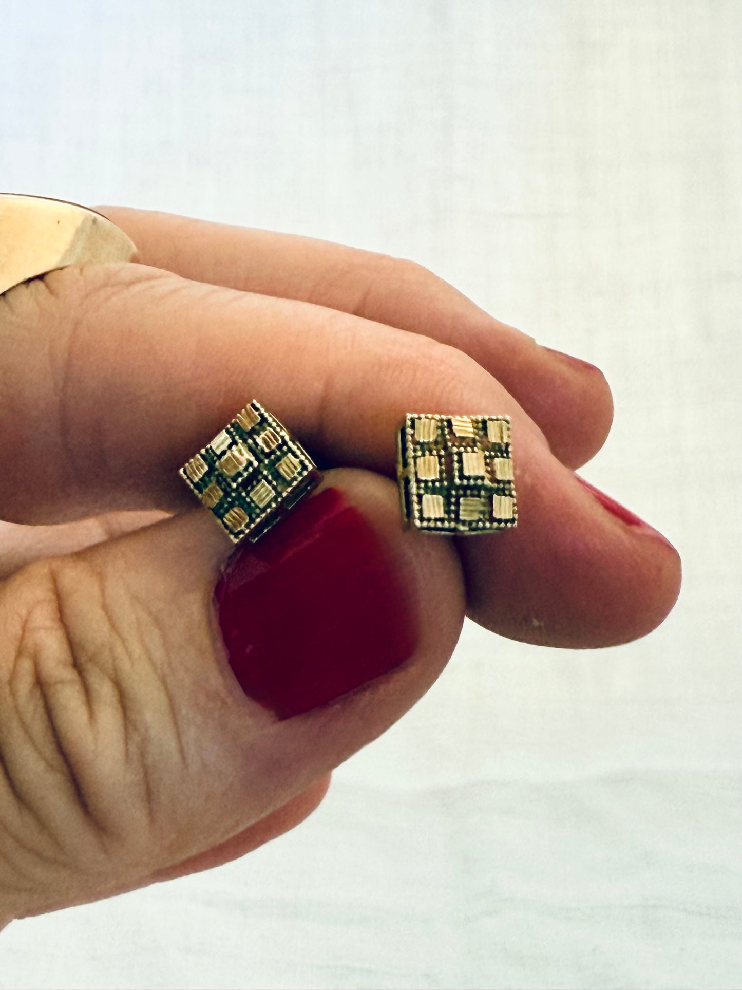 .1970s .375 .9ct Brutalist modernist buttery gold square geometric shape post stud earrings