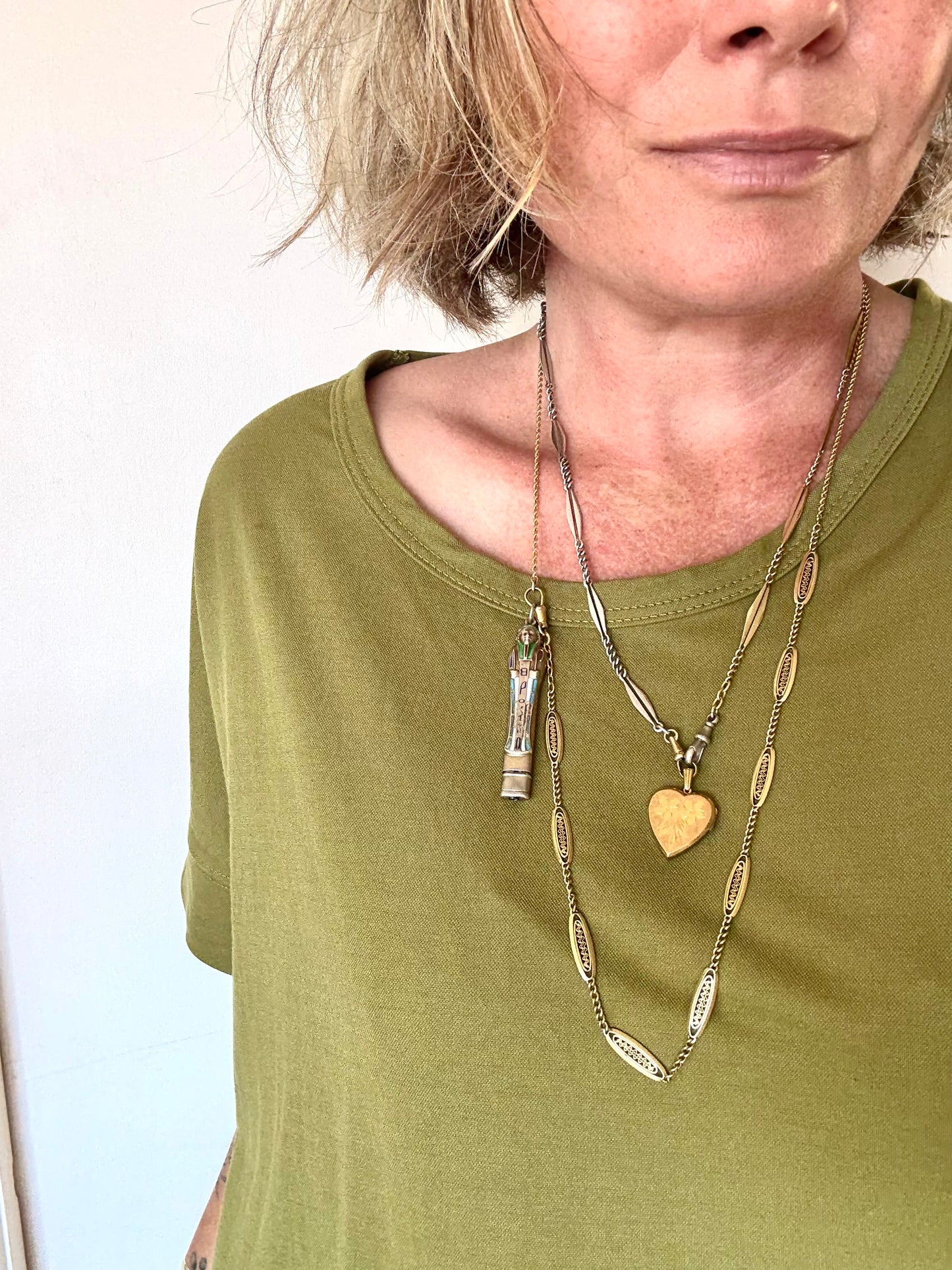 .1940s .1950s .9ct gold heart locket Romantic floral engraved front and back gold marked sentimental love token locket pendant