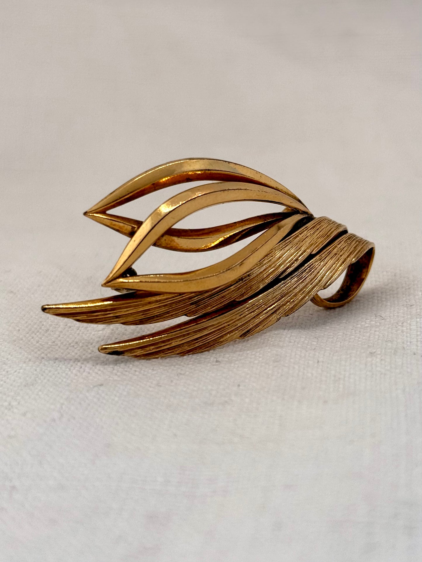 .1950s era German rolled gold vintage Mid Century Modern gold leaf textured warm gold brooch pin