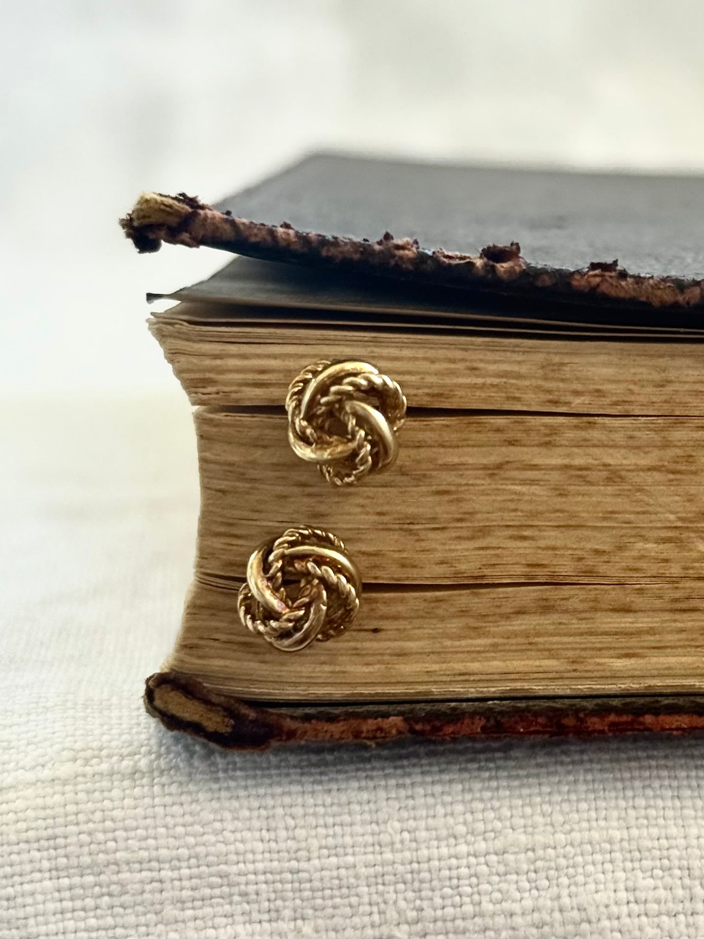 .375 .9ct gold lover’s knot textured gold post stud earrings