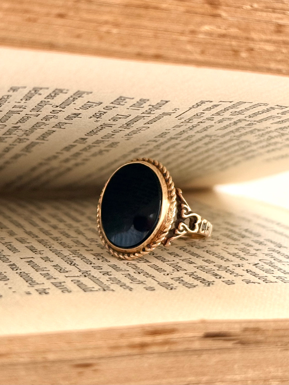 .1920s .1930s .375 .9ct late Art Deco solid gold and onyx gemstone classic Signet rose gold signet ring
