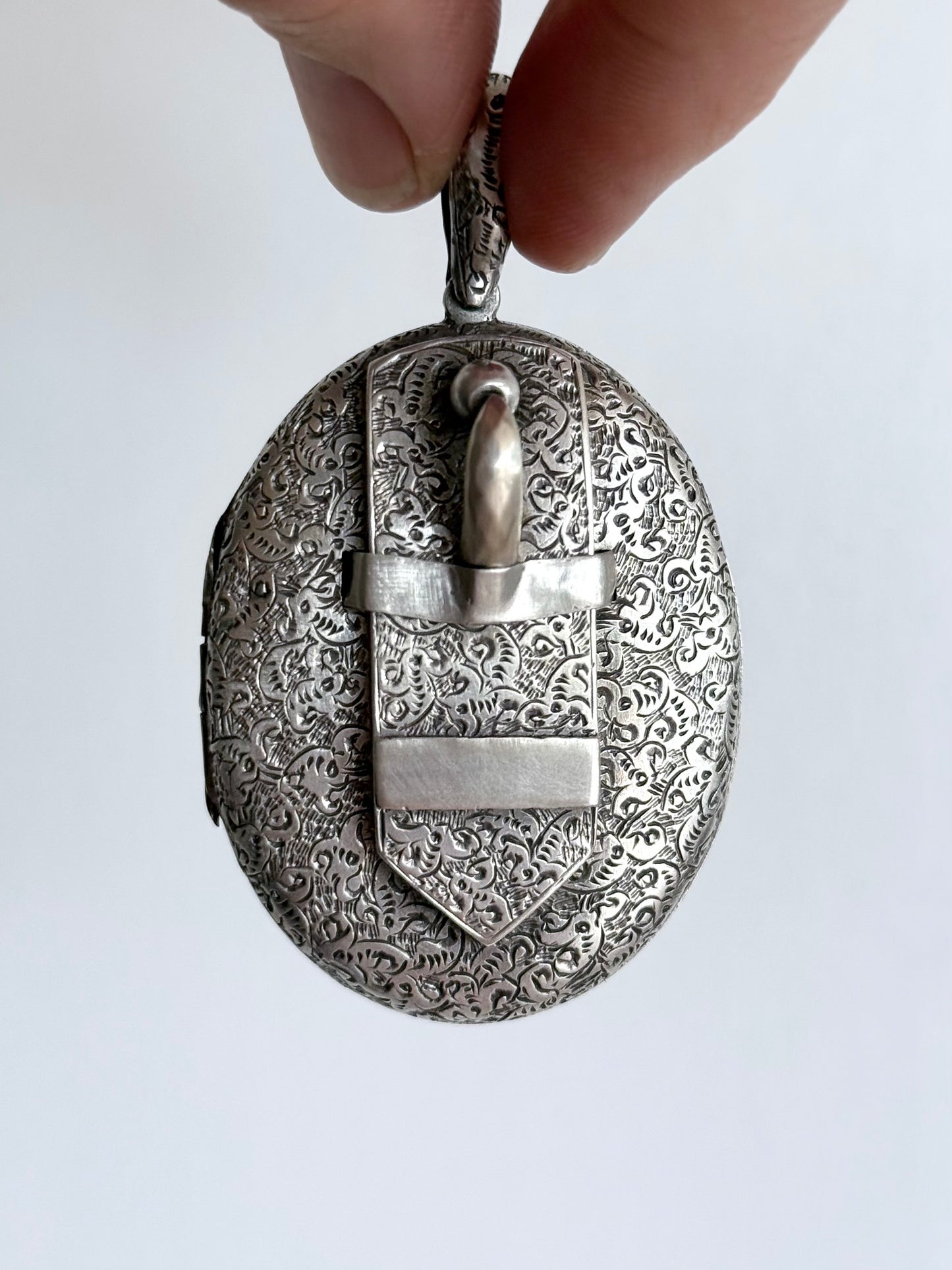 .1880s .925 antique Victorian sweetheart oversized sterling silver buckle locket