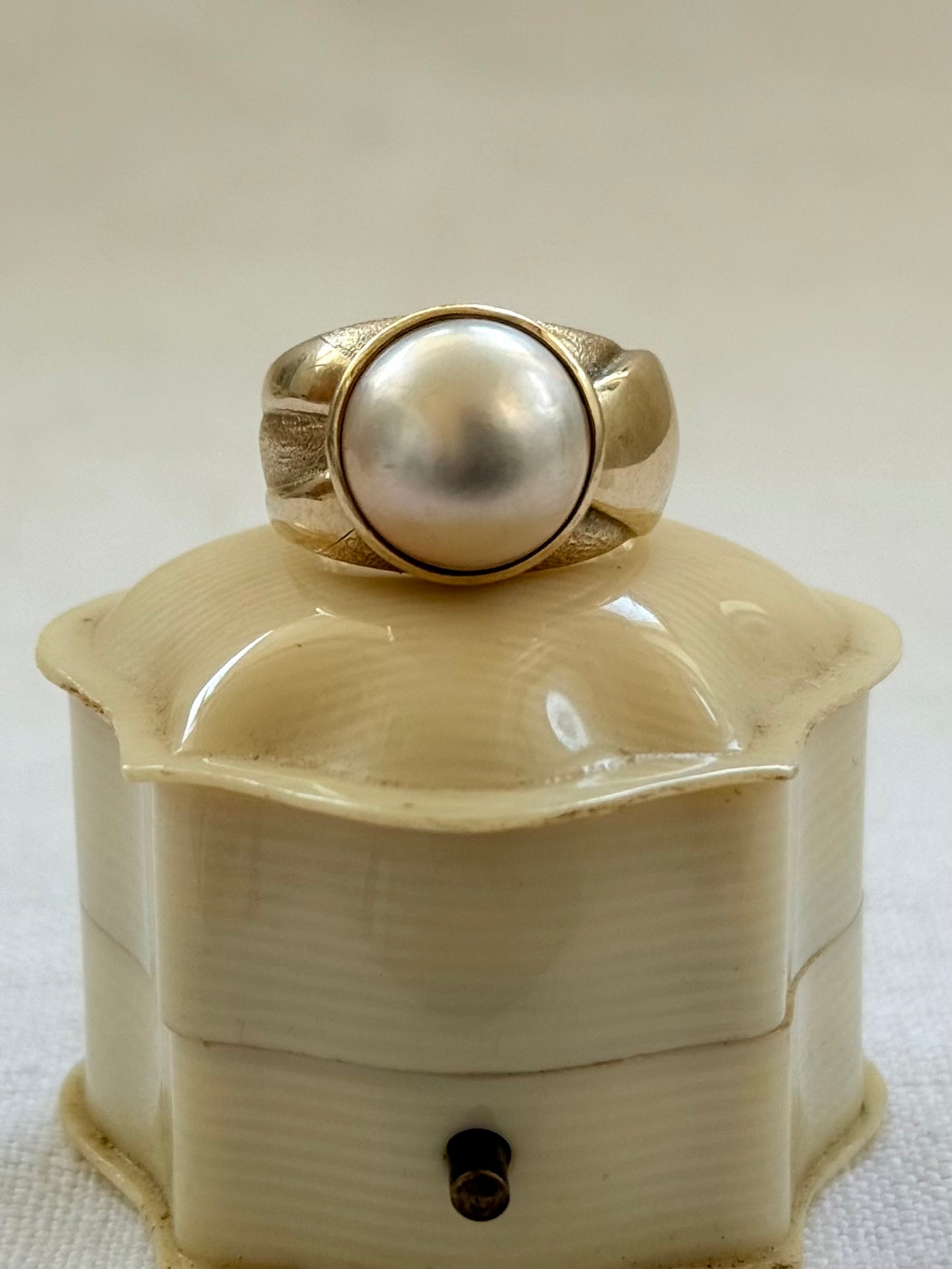 .1980s .375 .9ct gold luminous luxurious and classic Mabe pearl gold architectural dress ring