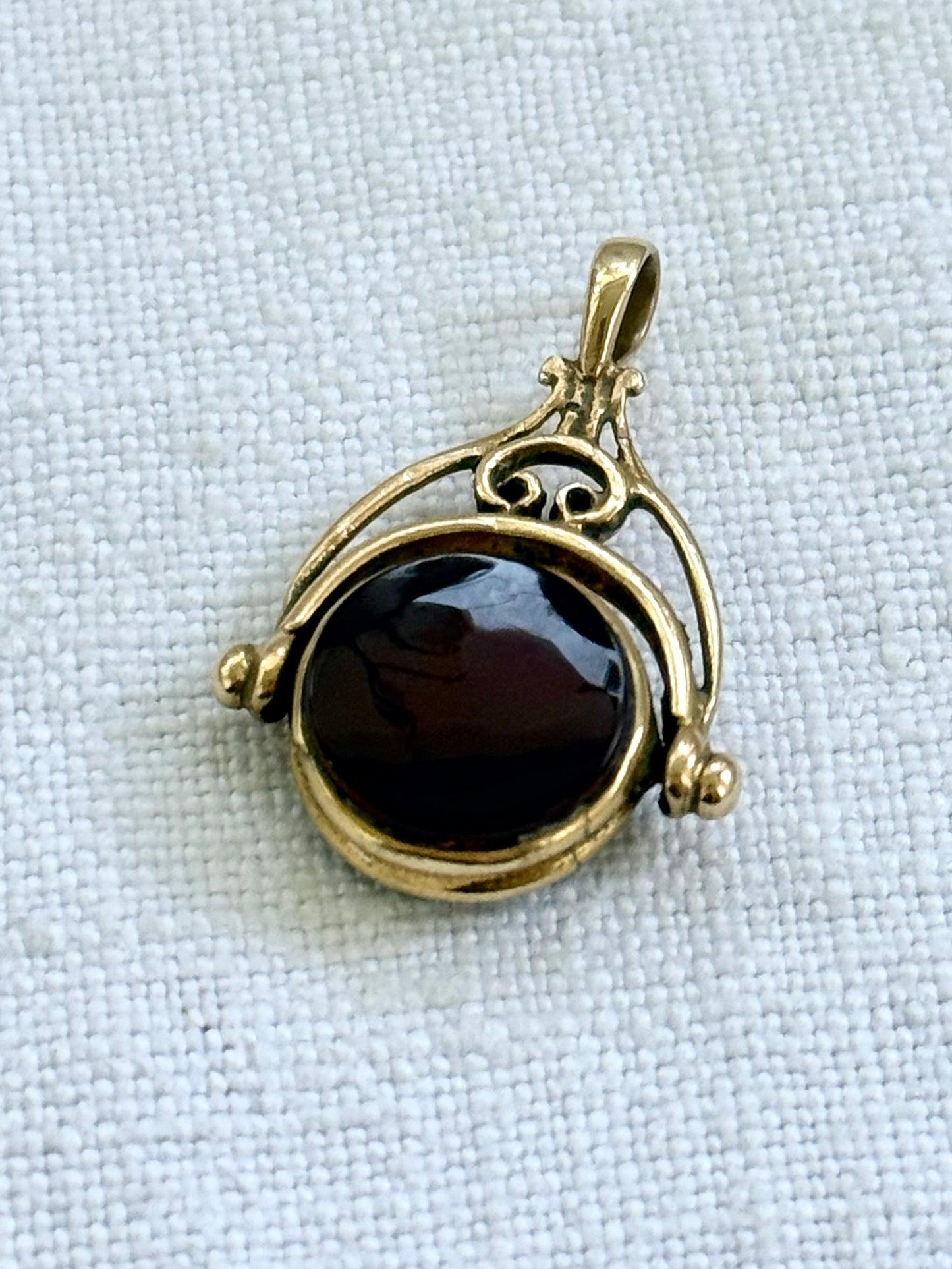 .1900s .375 .9ct gold antique revival carnelian and onyx gemstone double swivel fob charm pendant