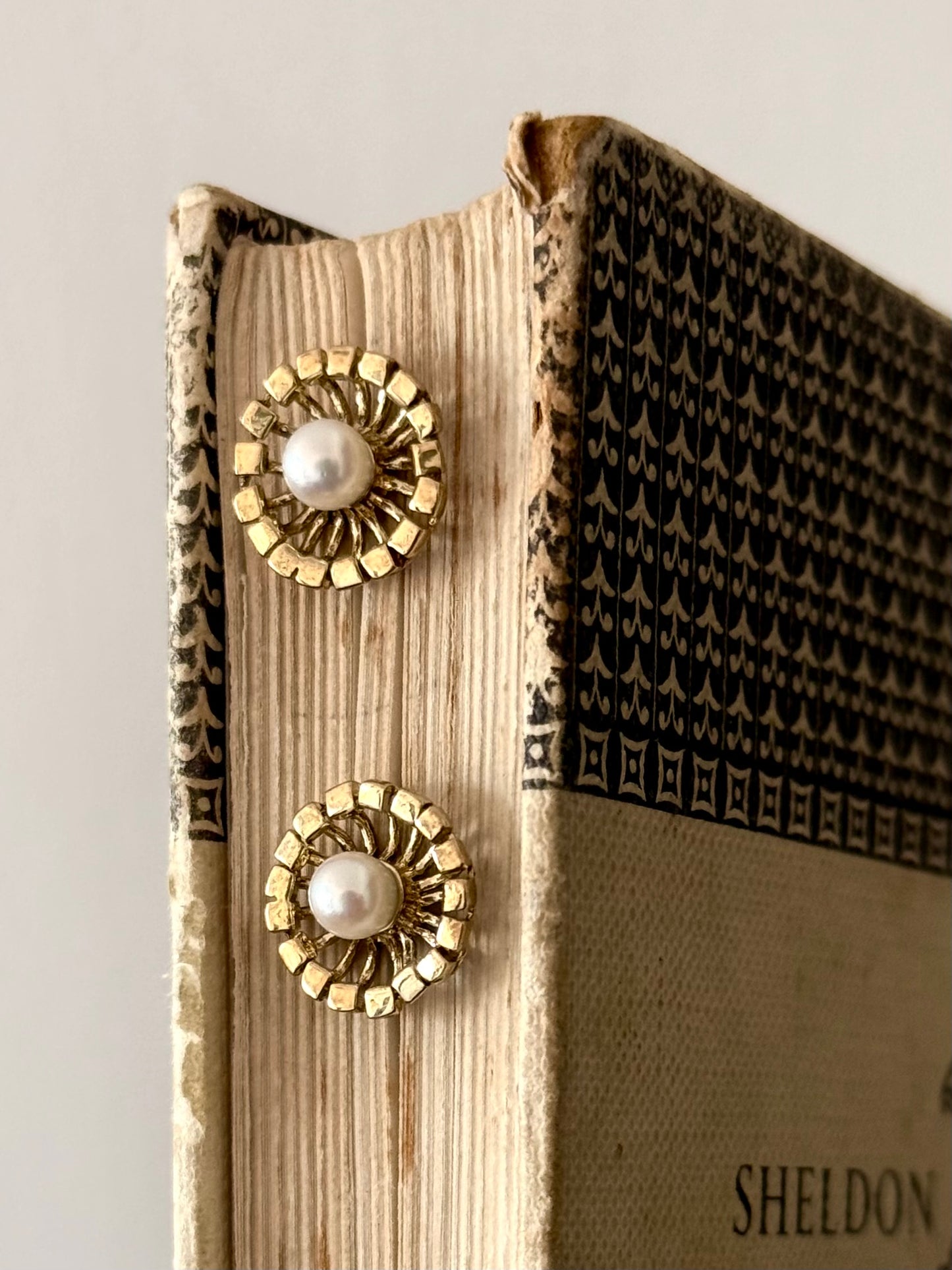.1970s 9ct yellow gold starburst flower with crisp white pearl brutalist post stud push in earrings