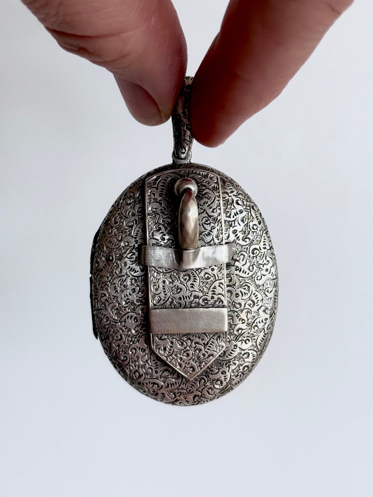 .1880s .925 antique Victorian sweetheart oversized sterling silver buckle locket