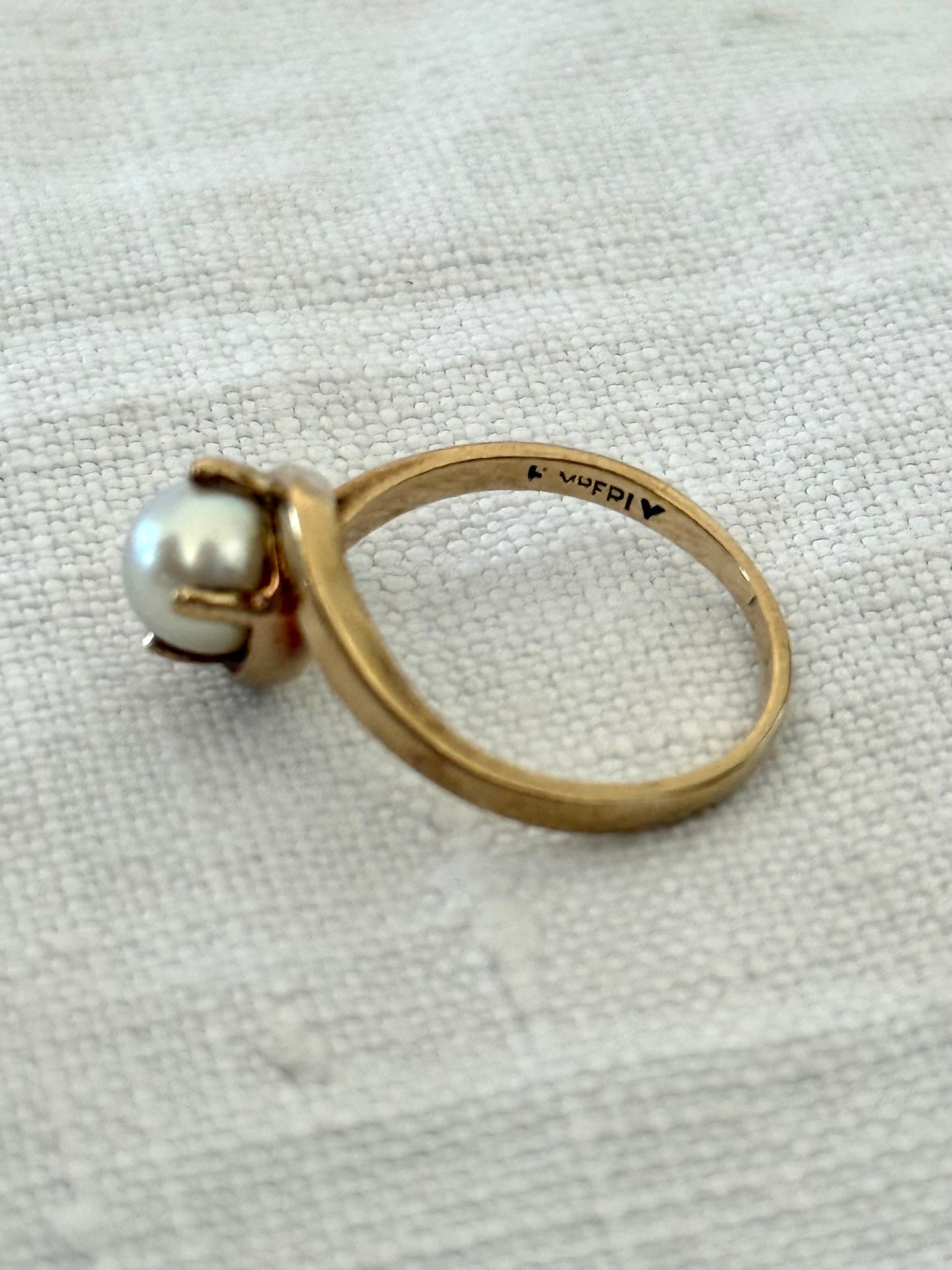 .10ct .1970s Akoya white pearl 10k yellow gold pearl bypass commitment token ring