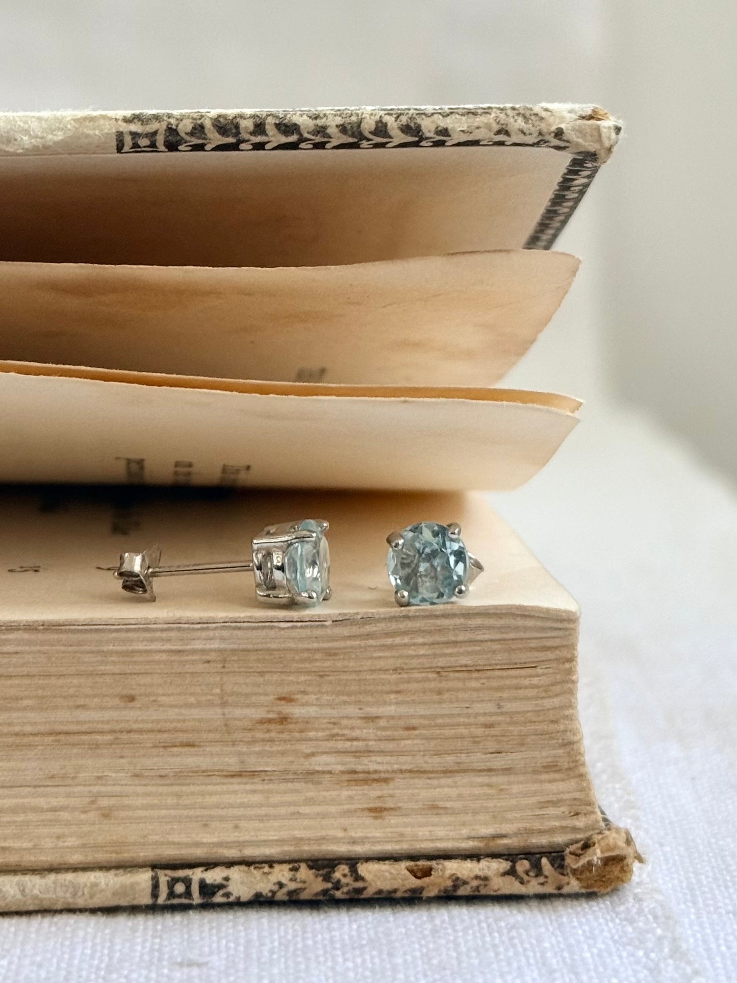 .4 claw .6mm blue Topaz .925 sterling silver stud earrings