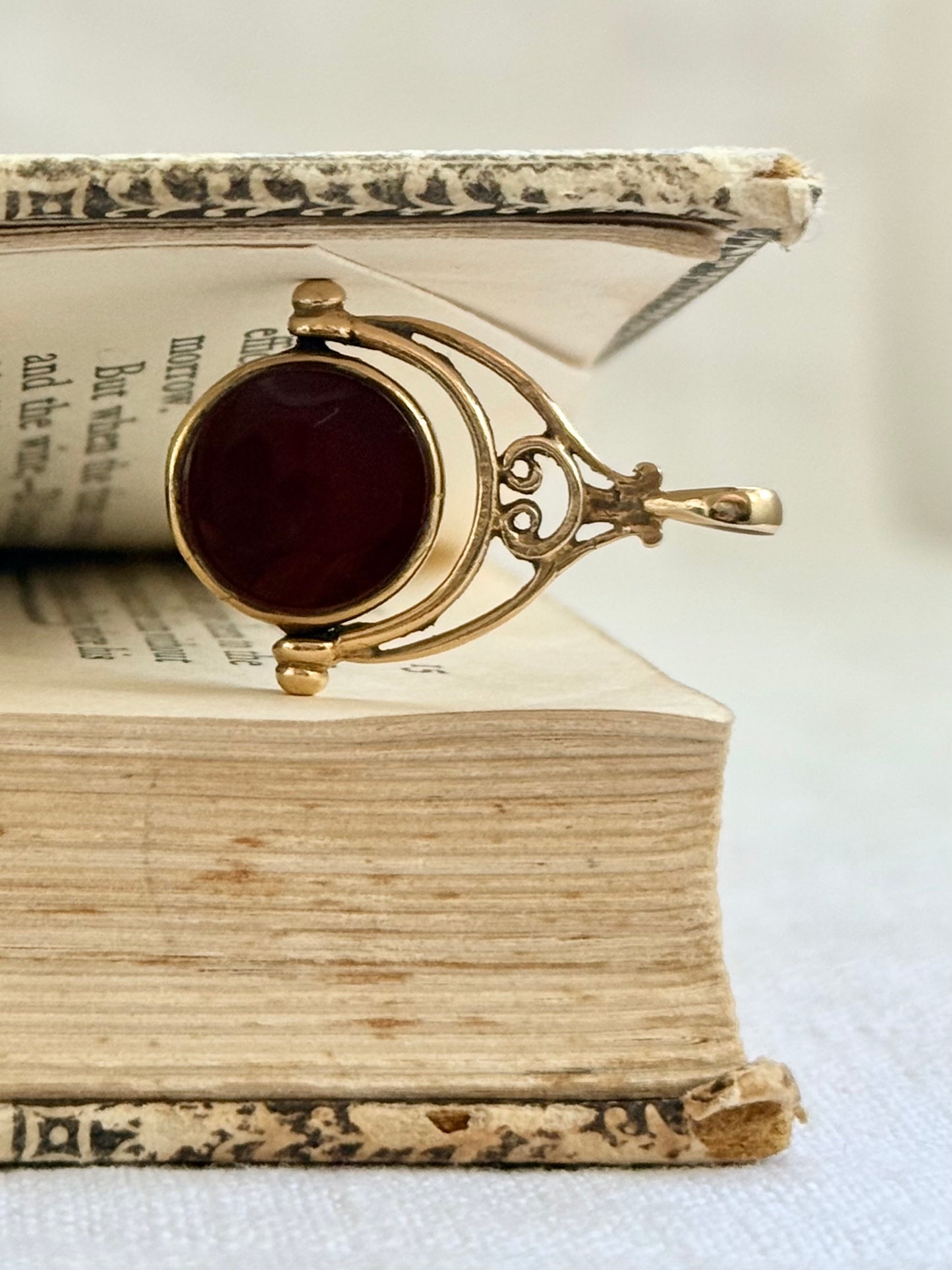 .1900s .375 .9ct gold antique revival carnelian and onyx gemstone double swivel fob charm pendant
