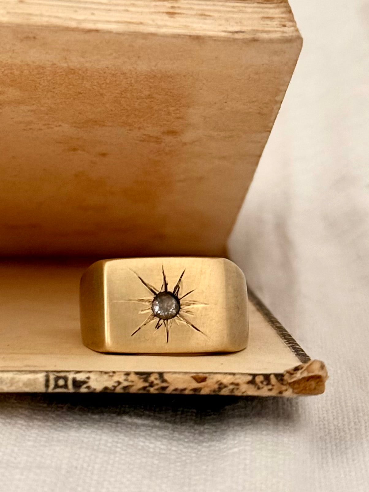 .1970s Gold tone Brass solid chunky signet ring with star burst diamond cut gem