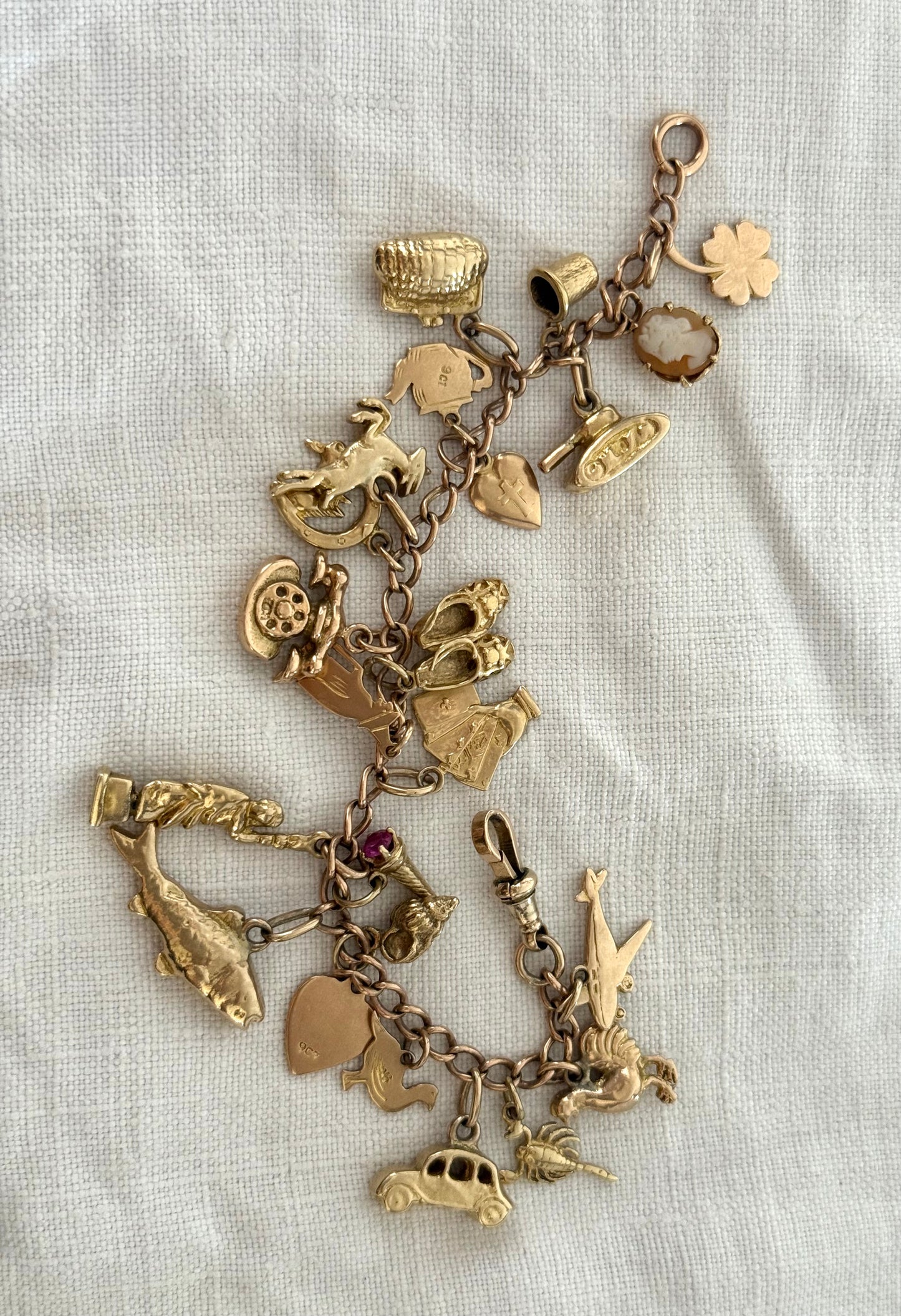 .1970s .1980s .23 charm solid .375 .9ct gold modernist keepsake luxury heirloom charm bracelet