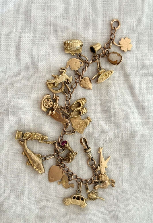 .1970s .1980s .23 charm solid .375 .9ct gold modernist keepsake luxury heirloom charm bracelet