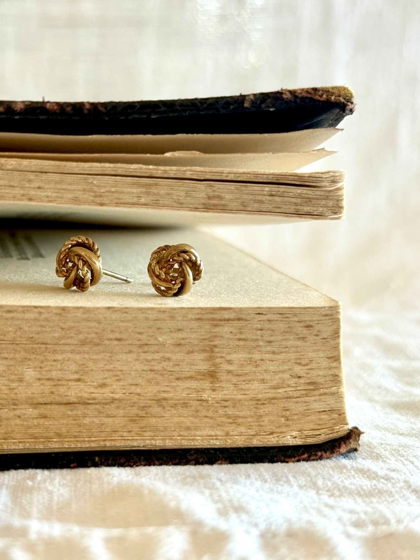 .375 .9ct gold lover’s knot textured gold post stud earrings