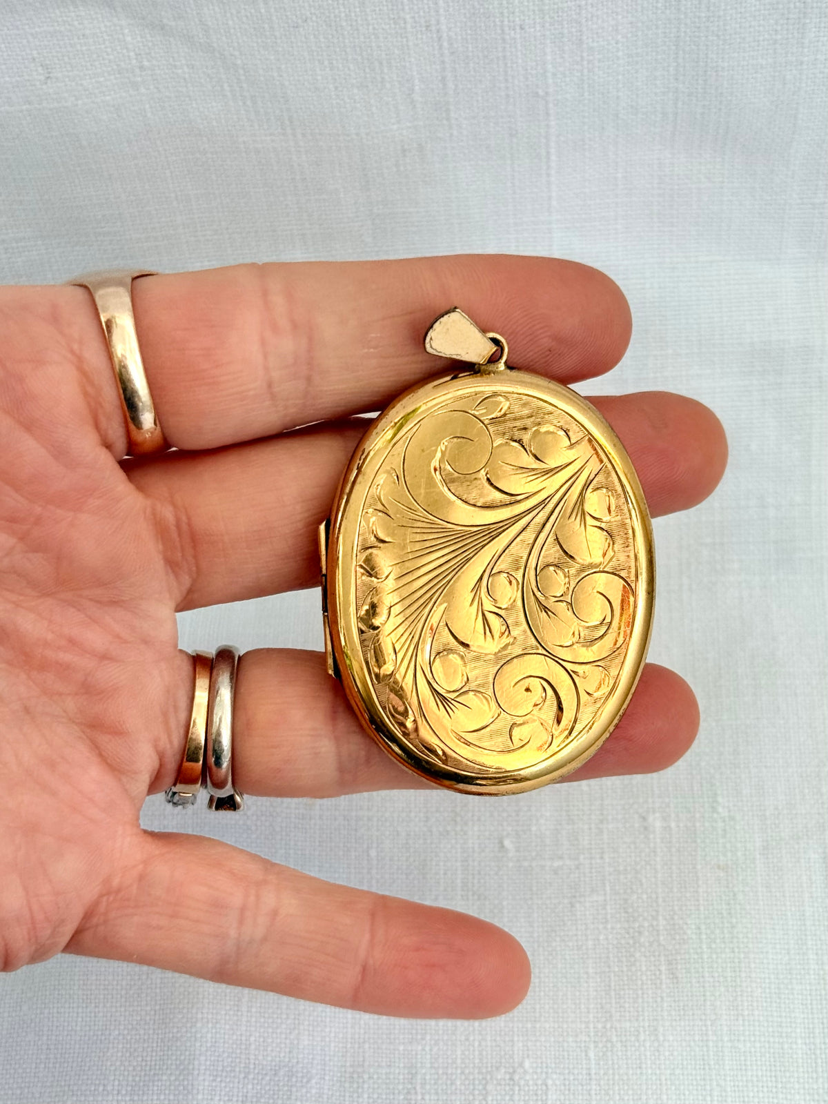 .1960s .1970s .375 .9ct gold Oversized Oval metal core photo locket pendant