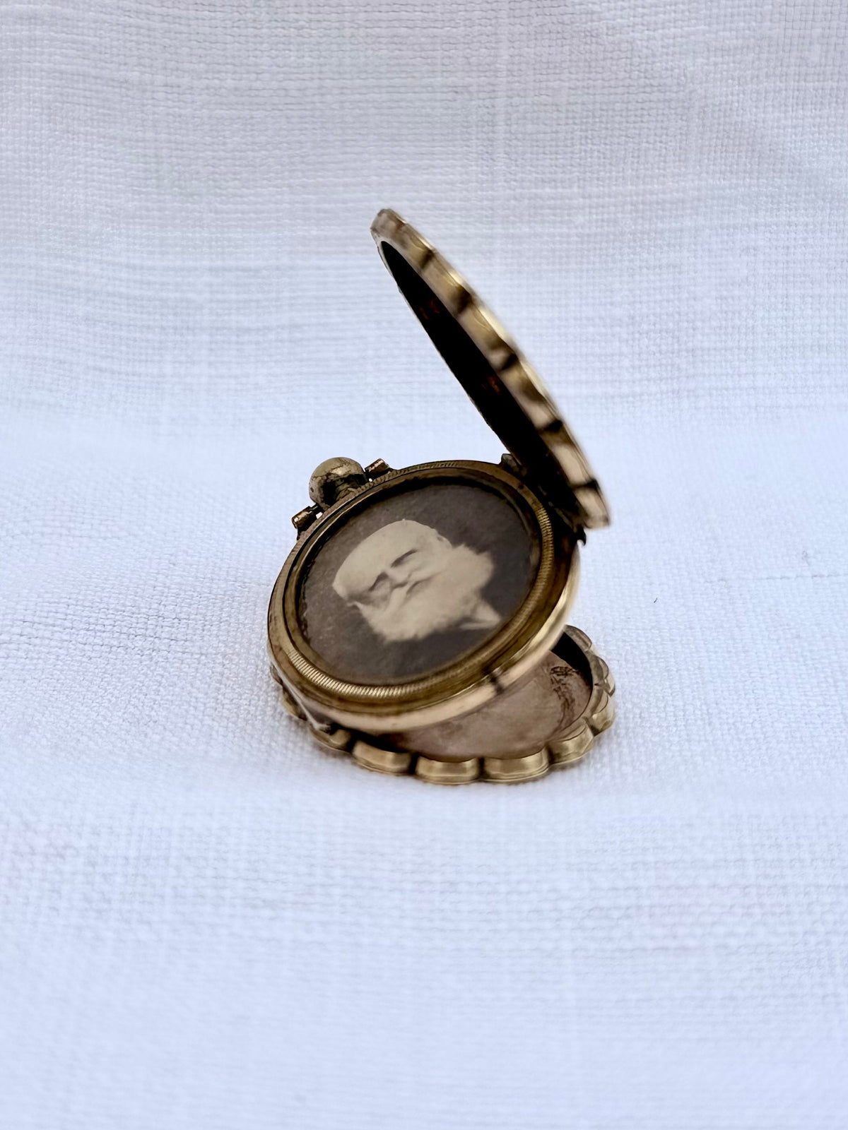 .1860s .1880s antique .375 .9ct gold Aesthetic Victorian era exquisite scallop form double sided front and back gold memento locket