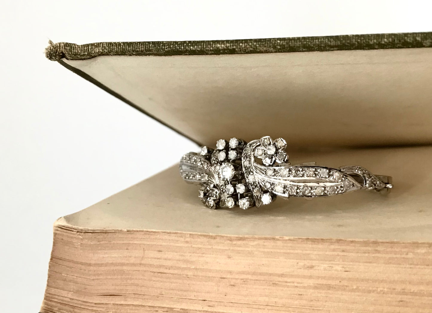 .1920s .2.38ct diamond .9ct white gold Belle Epoque revival clasp bangle