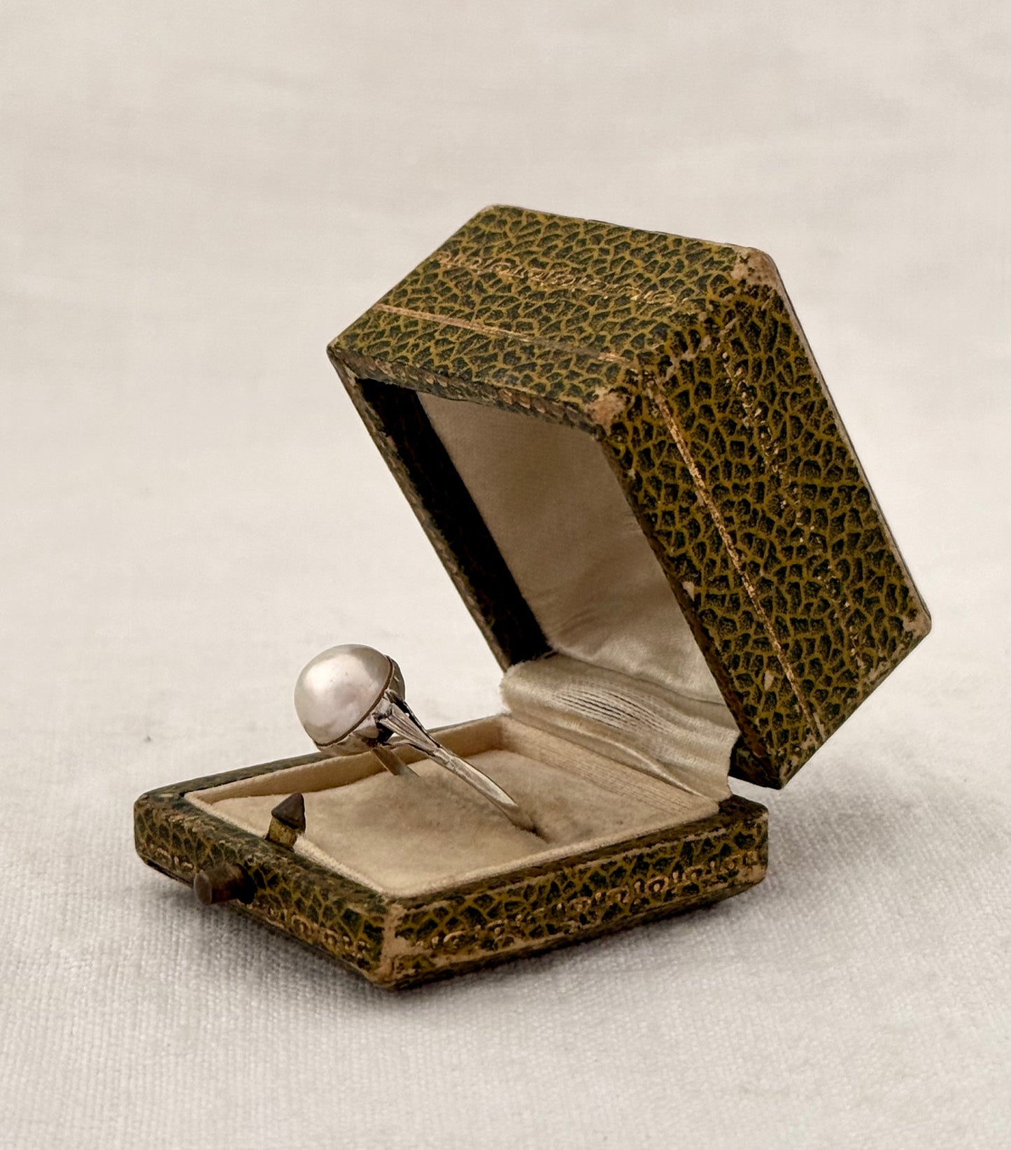 .18ct .1920s antique Edwardian early Art Deco Solitaire Natural Pearl Mabe Pearl white gold antique dress ring