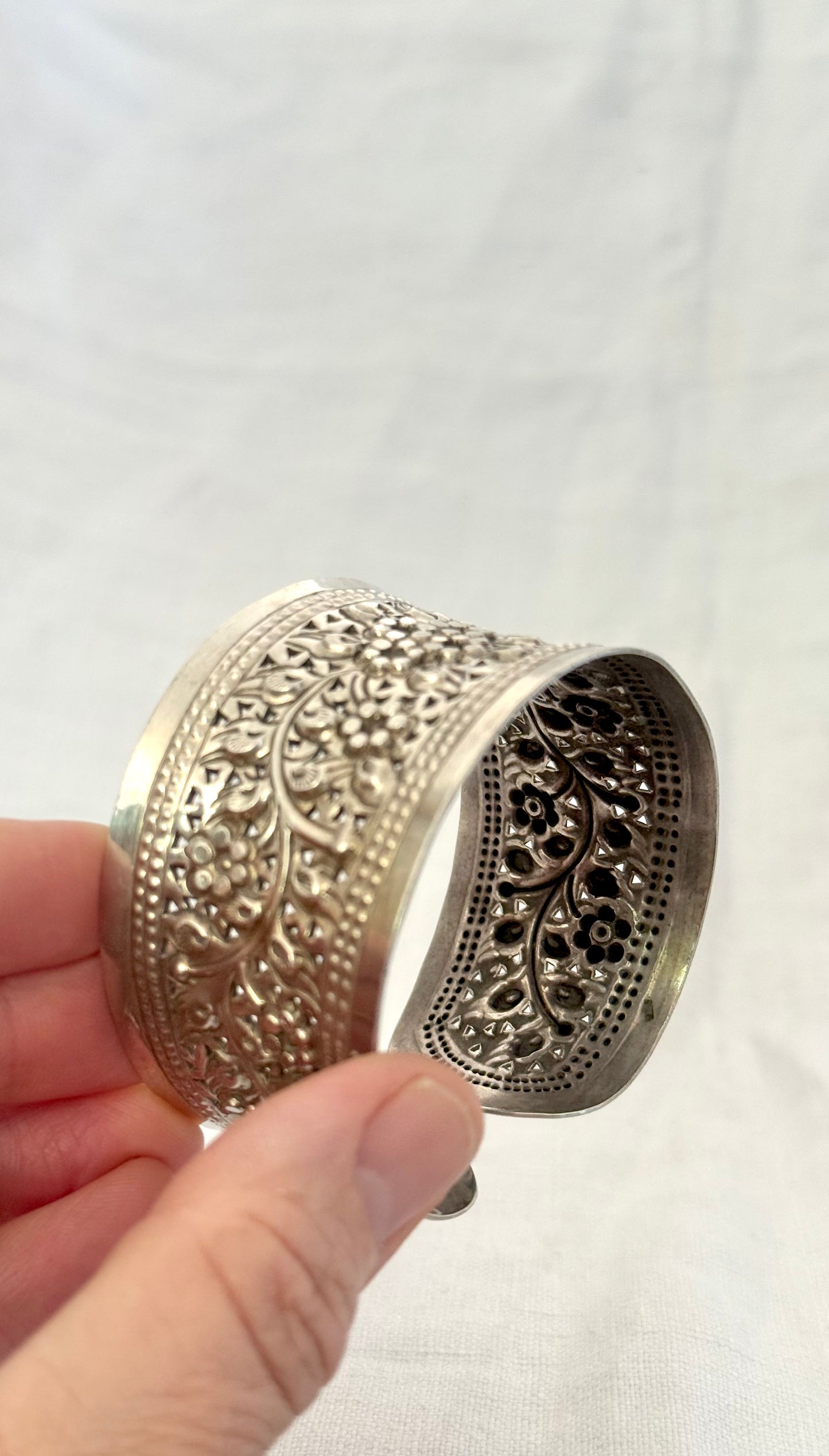 .1990s .925 artisan made solid silver floral embossed repousse wide and glorious flower sterling silver open cuff bangle