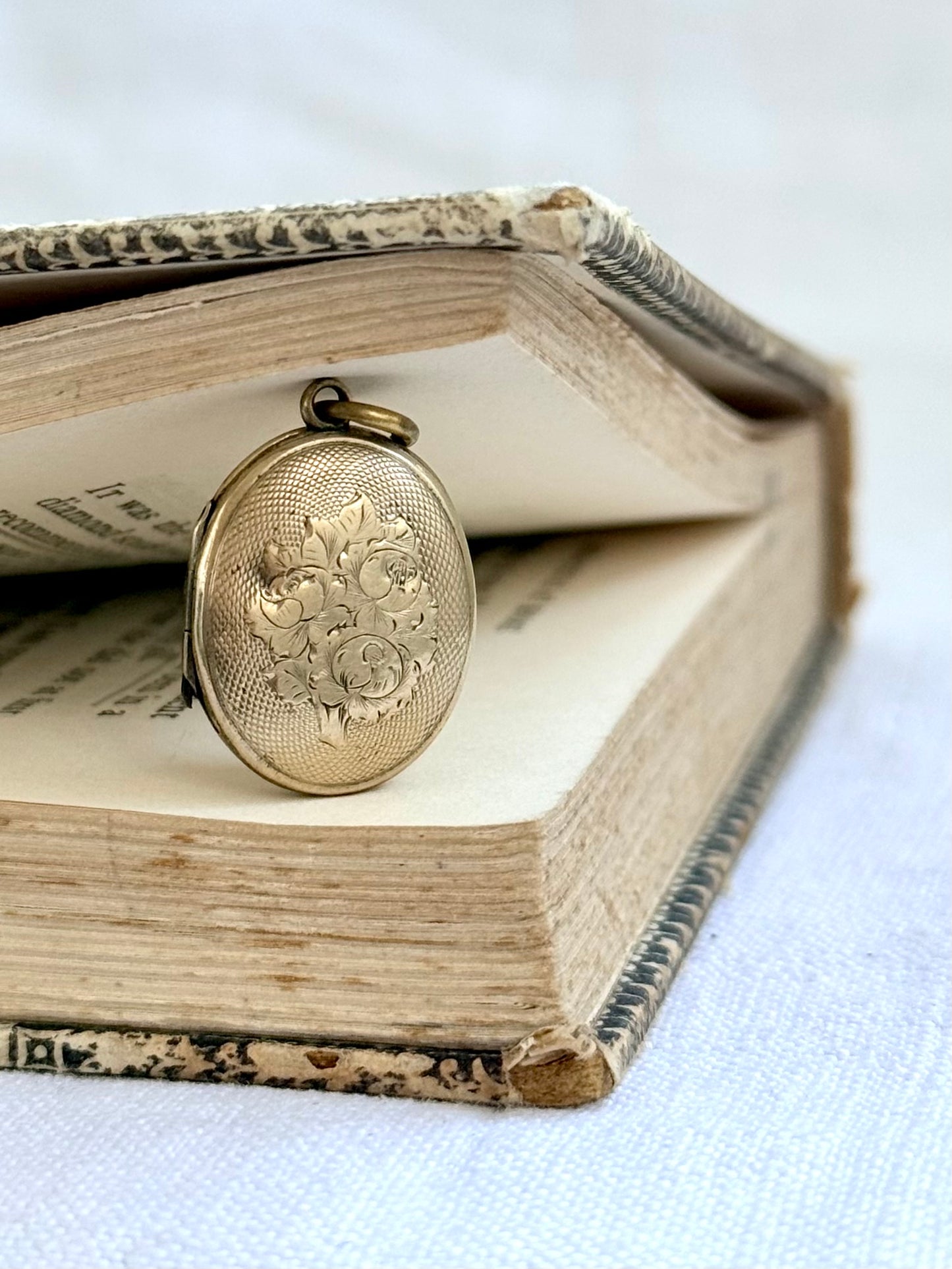 1900s .375 antique gold oval front and back Edwardian sweetheart floral engraved gold photo locket keepsake treasure