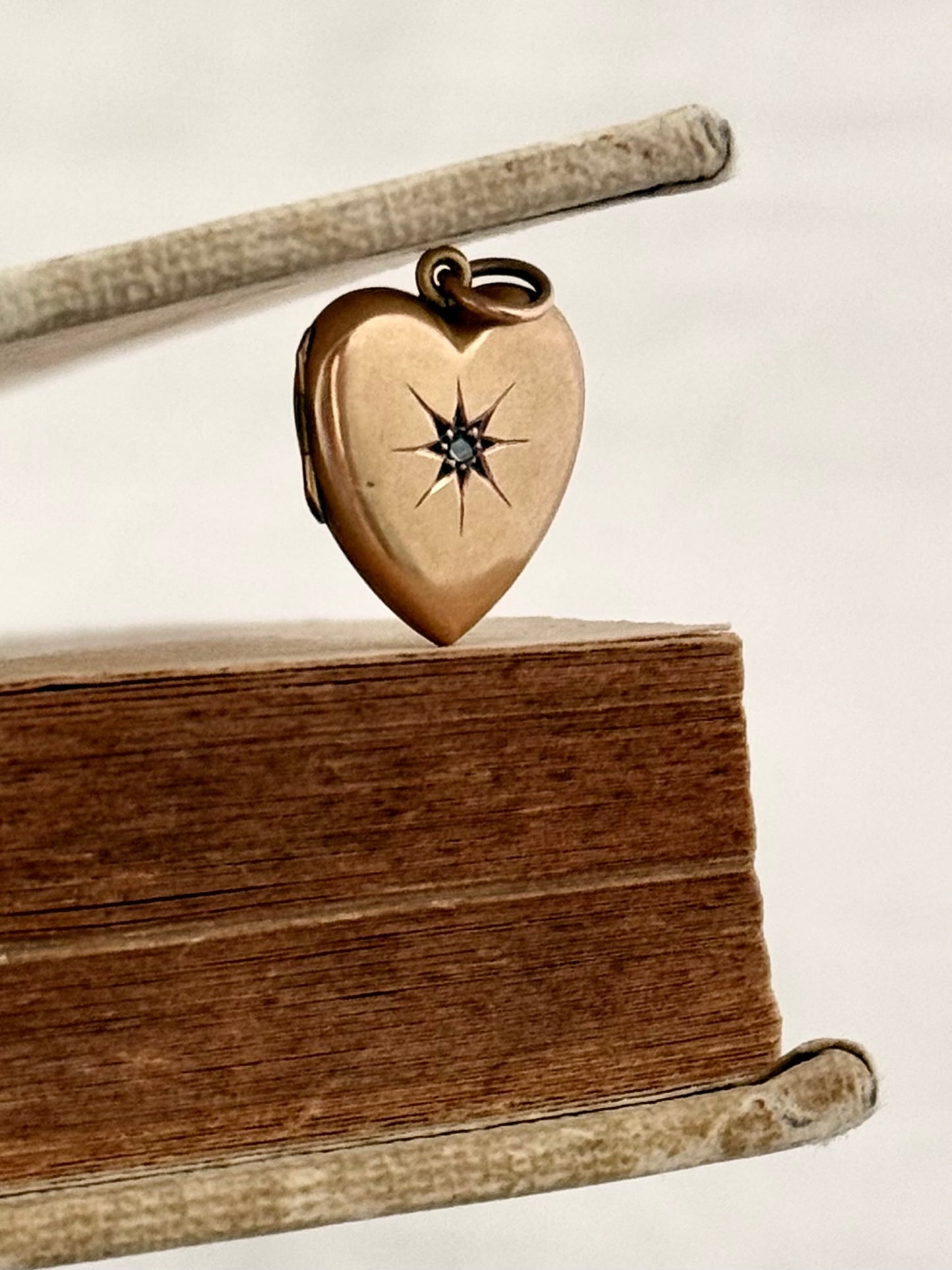 .1900s .9ct antique Art Nouveau diamond starburst desired Edwardian gold heart sweetheart locket