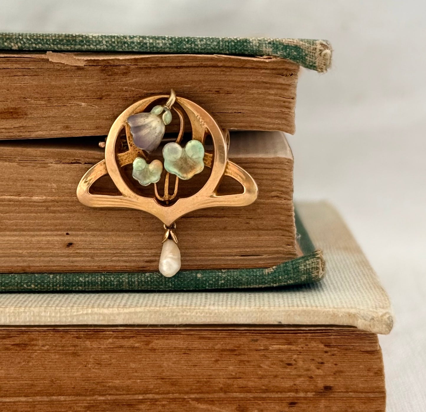 .15ct .1890s .1900s .625 gold Art Nouveau fine art fine gold enamel and pearl water lily lily pad brooch pin
